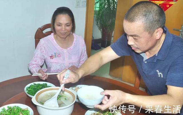 老公|男孩陪46岁妈妈生产，医生夸赞孝顺，妈妈他是孩子的爸爸