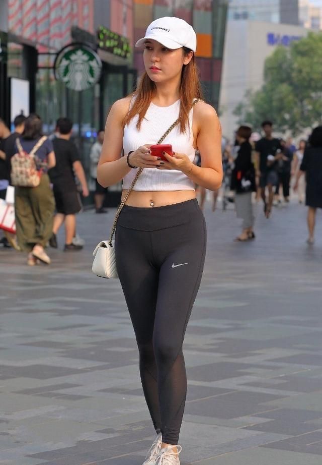 小腿处 运动女孩的穿搭,偏爱极简瑜伽裤,轻松塑造个人魅力