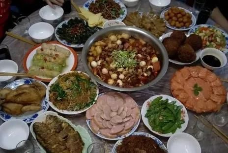 实拍15个普通家庭的年夜饭，比比谁家的年味最浓