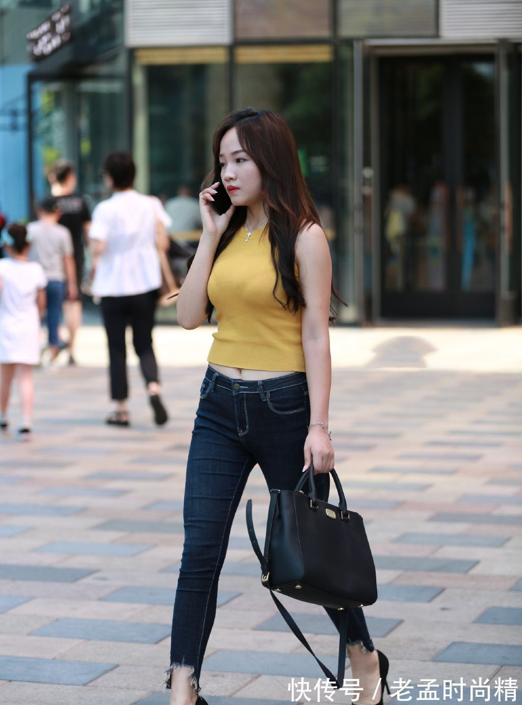 橙黄色|无袖针织衫配上修身牛仔裤,清凉简约又时髦,质感清新魅力十足