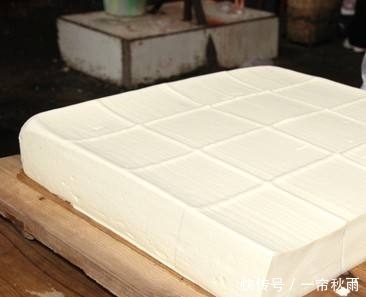 差点|男子买一斤豆腐老板要两百元,差点动起手,才知老板救了自己