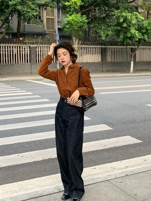 秋冬|普通人也适合穿的风格,棕色衬衫+黑色牛仔裤,保暖又时尚