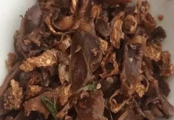 周末回老家，亲戚用大碗菜招待，大鱼大肉9大碗，却没人动筷子！