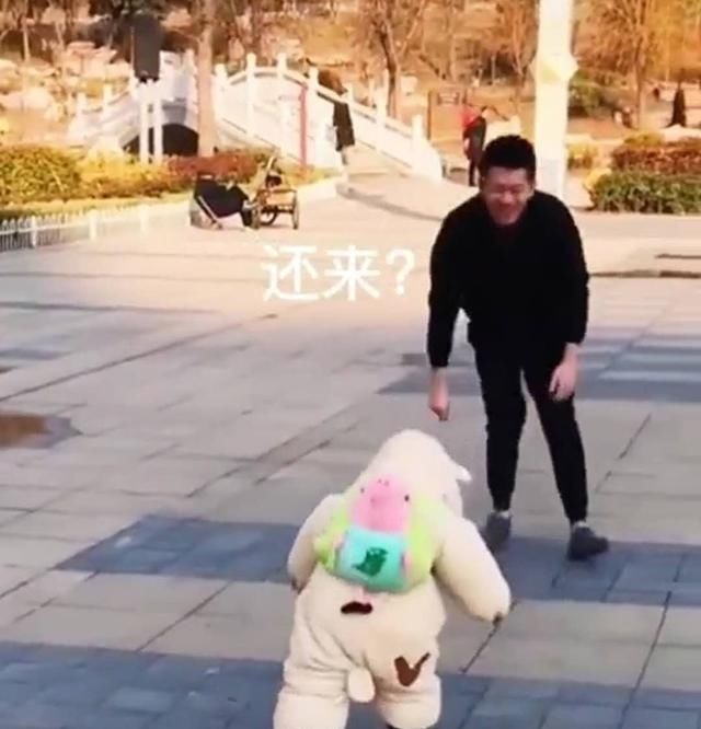 宝宝|爸爸在宝宝面前翻跟头,宝宝不甘示弱,当宝宝翻倒在地时妈妈笑喷