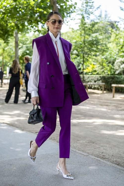 如何把白衬衫穿出时髦感？叠穿高领衫保暖干练又有型，配马甲很酷