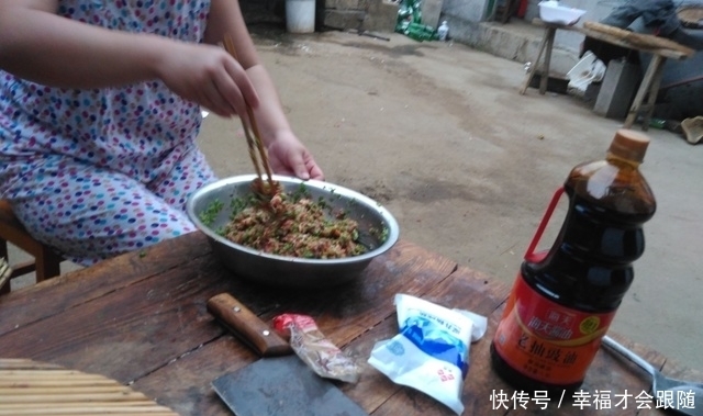 爸爸|农家院里包饺子,我和母亲包饺子给在田地里忙碌着农活的爸爸吃