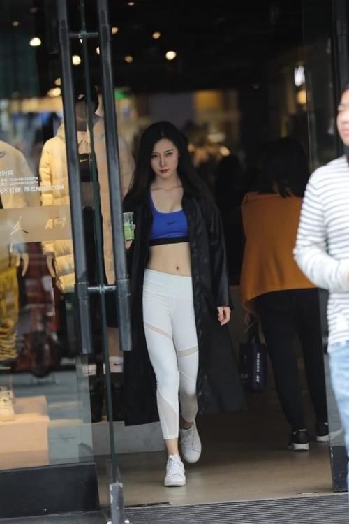 小姐姐|爱运动美女穿瑜伽裤,最显身材还亮眼,真是太性感了!