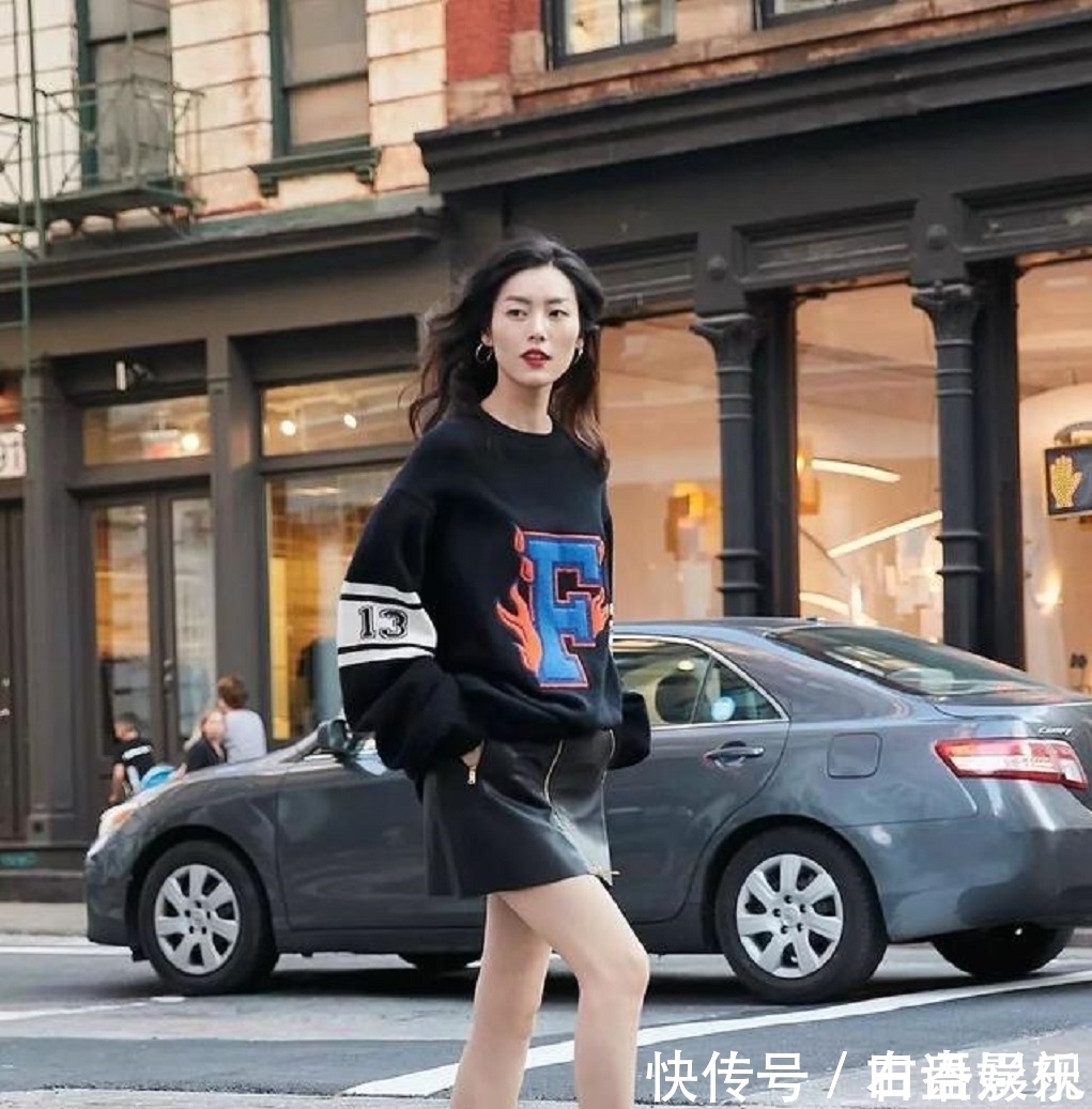 卫衣下面少配打底裤,今春跟着明星学穿搭,时髦气质美到爆