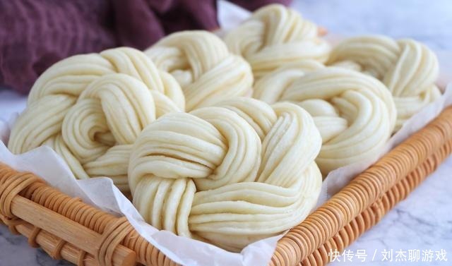 花卷别再用筷子了，学会新做法，层次多更好吃，颜值高到离谱！
