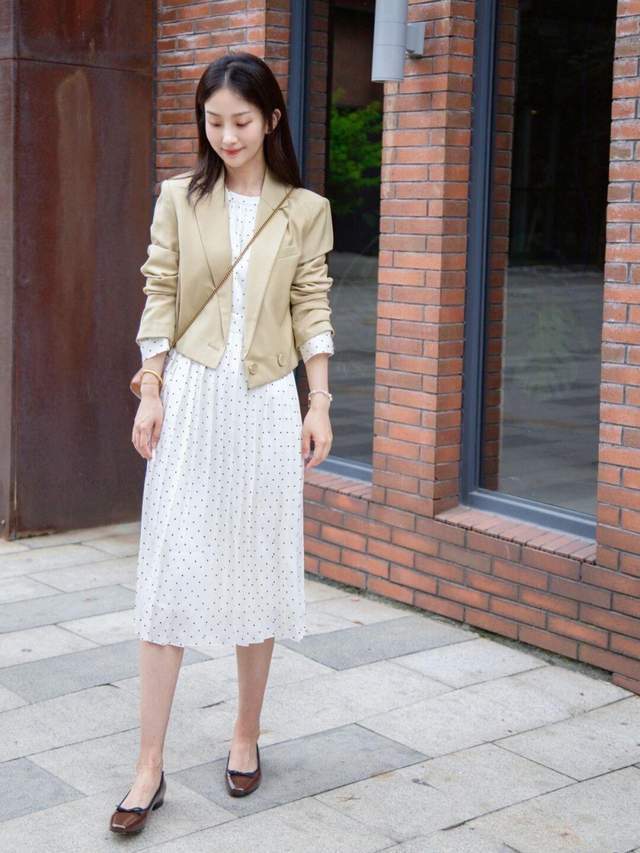 西服|想变成“商圈精英”的女神,试一试西服搭配波点连衣裙,高贵大气