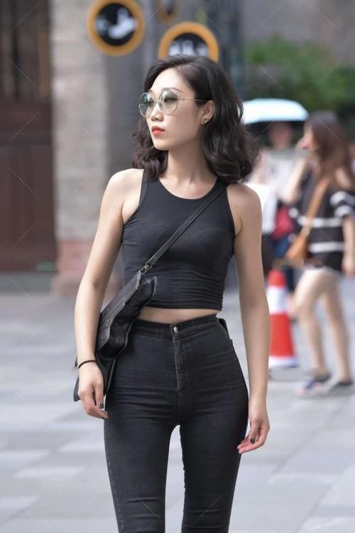 会穿搭的女生就是任性，洋溢着个性的魅力，轻松美出时尚感