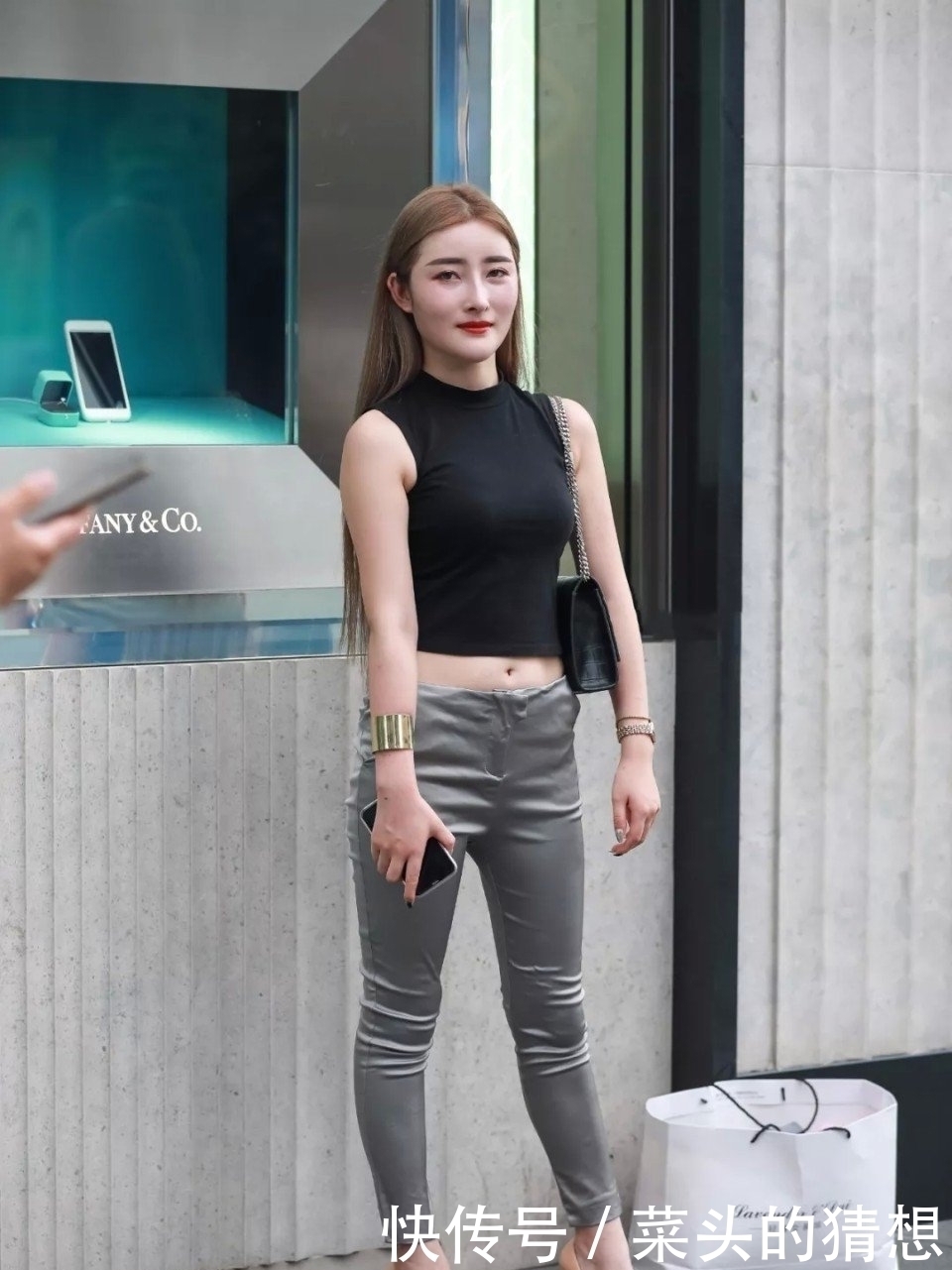 街拍:丰满不等于胖!黑色短背心搭配紧身裤穿出线条美