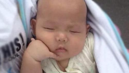 “放飞自我式”睡姿火了,妈妈掀开宝宝被子后笑喷嫦娥奔月