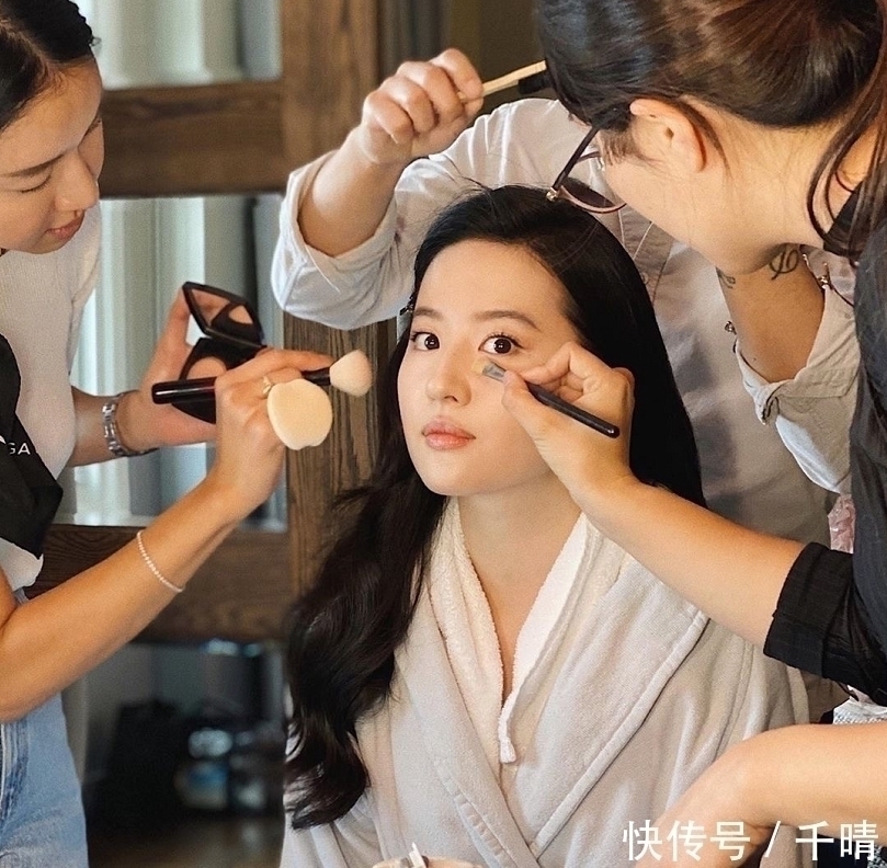 特征 天生“带妆脸”的女生,多半都有4个特征,素颜状态照样美!