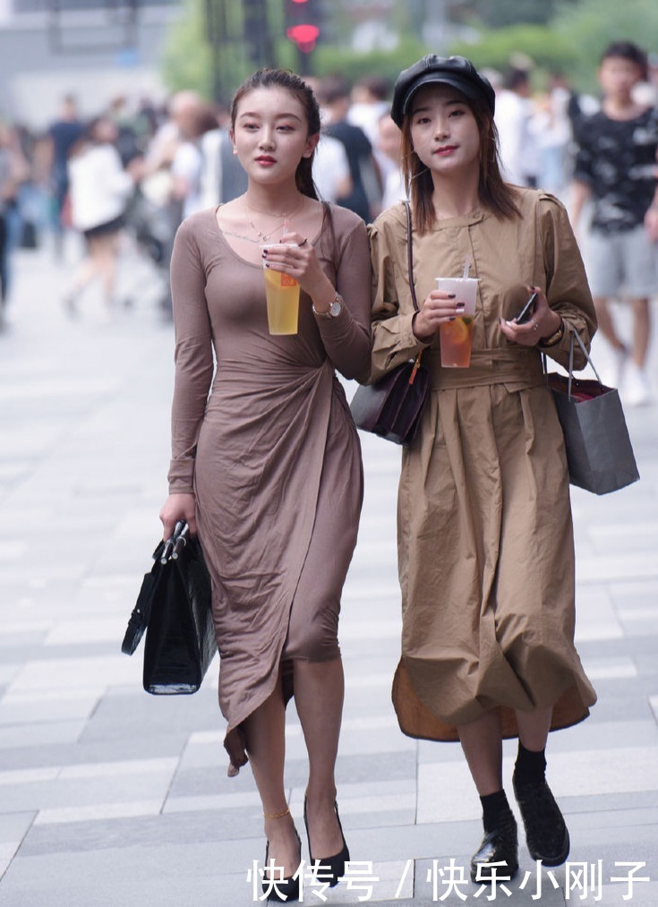 选择修身连衣裙,收腰显身形的款式,更添了几分优雅