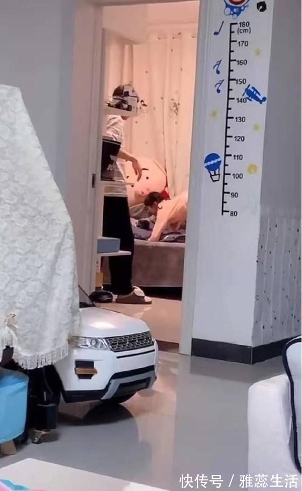 父母|妹妹想进哥哥房间蹭睡,费尽心机爬上哥哥的床,哥哥的反应太无情