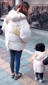 |幽默笑话:有一次上课,大家都在专心听讲,小王却很大声说话……