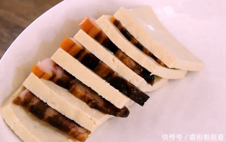 豆腐新吃法，豆腐的鲜嫩搭配着腊肉独有的香味，端上桌就吃完了