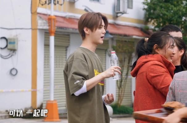 鹿晗吃饭时被女粉纠缠，下意识的动作狂拉好感：关晓彤可以放心了