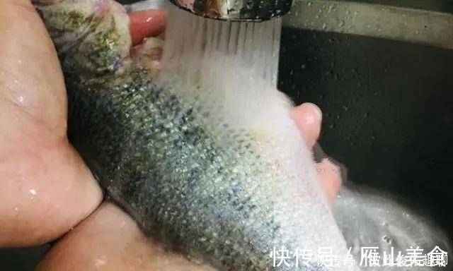 鲜嫩|清蒸鱼怎么做才好吃?放盐和料酒?都错了!3个技巧,鱼鲜肉嫩