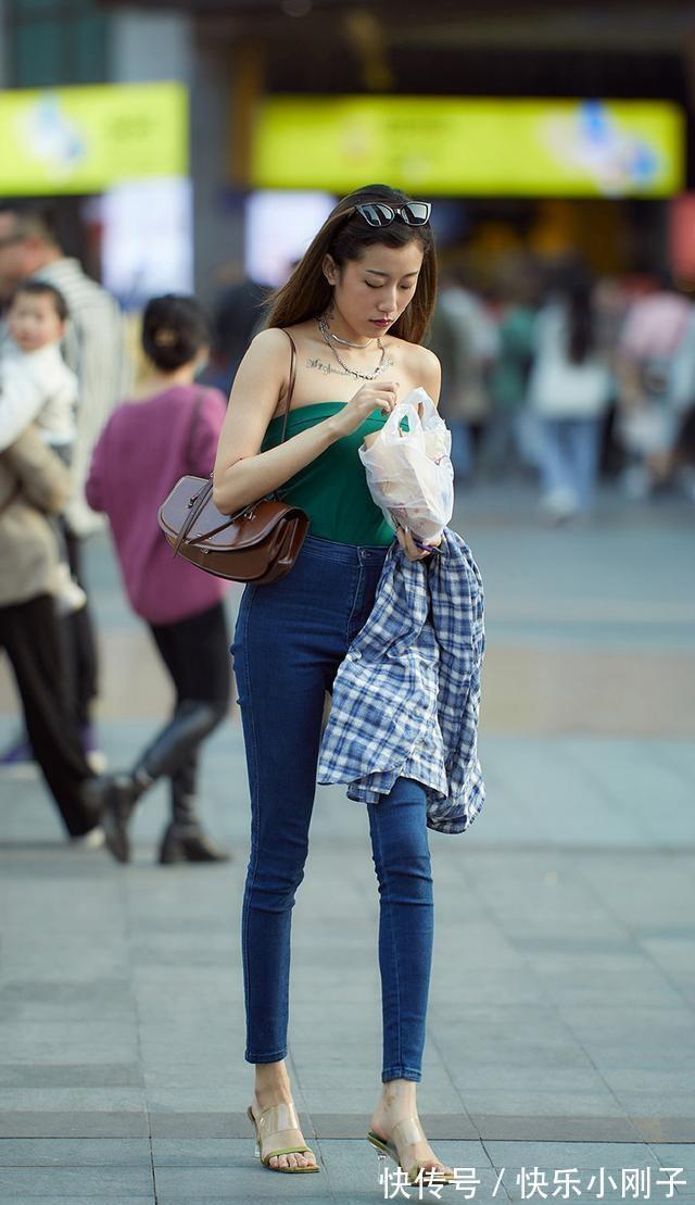 过膝长靴|低腰修身的开叉瑜伽裤，选择简洁轻盈的裙型，身材高挑