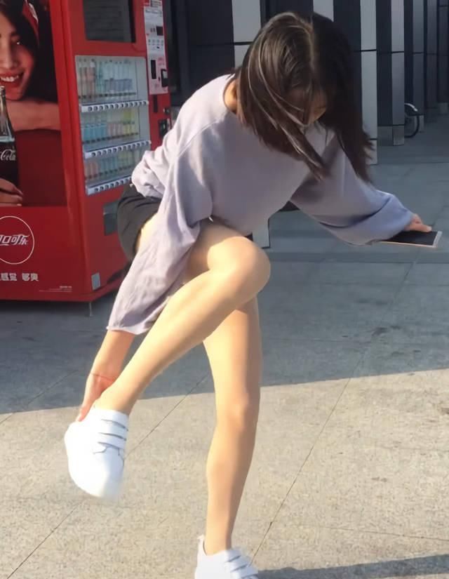 椅子|街拍小姐姐穿搭简约很舒服,转眼却在换鞋,但她还需要一把椅子