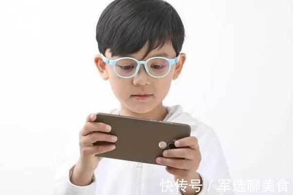 晓梅|经常玩手机和不玩手机的孩子,10年后性格差别明显,家长应该重视