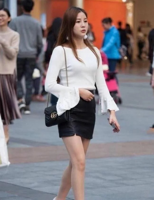 街拍:环肥燕瘦的小姐姐,身穿黑色连衣裙,时尚魅力风采