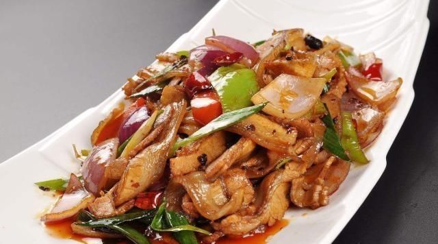 做回锅肉时，牢记两个诀窍，别犯一个错误，回锅肉肥而不腻更好吃