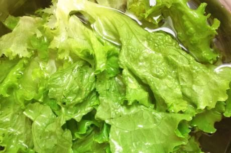 红辣椒|生菜一下锅焯水就发黑？大厨教我1招，生菜翠绿不发黑，更入味