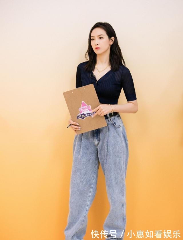 把“老爹裤”穿出淑女感的女生,一般有这几个搭配诀窍,真实用