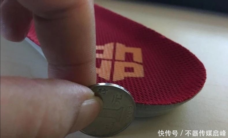 你敢相信!球星签名鞋第一代就有大底碳板!