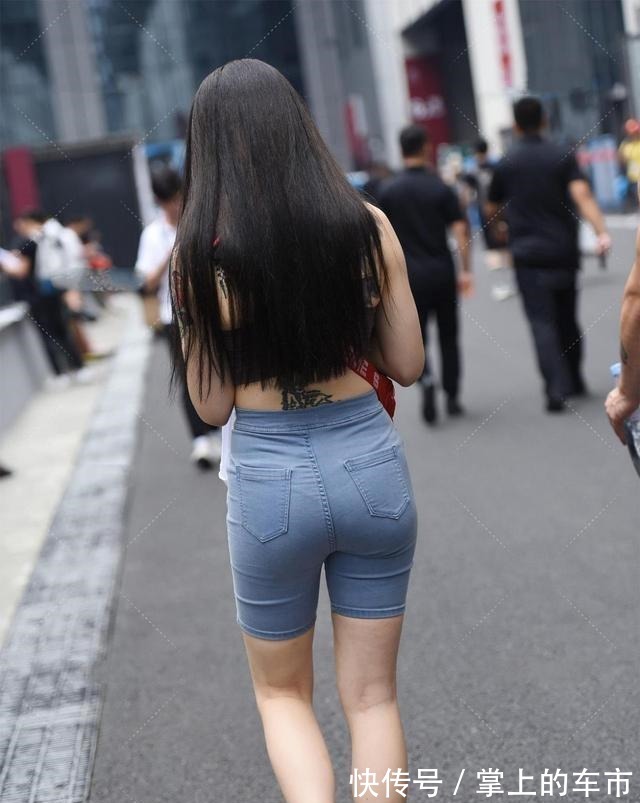 牛仔短裤 褐色背心搭配蓝色牛仔短裤，凸显女性的成熟气质，优雅显身材！