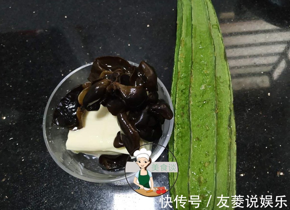 三样素菜一起炒，实在太鲜美了，隔三差五做给孩子吃，营养又美味