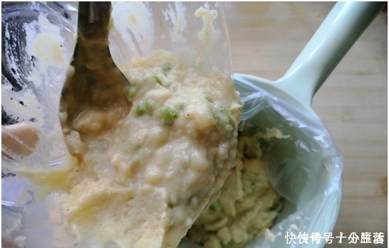 不用揉面2分钟就做一锅,比买的炸薯条还好吃,加俩鸡蛋个个香嫩