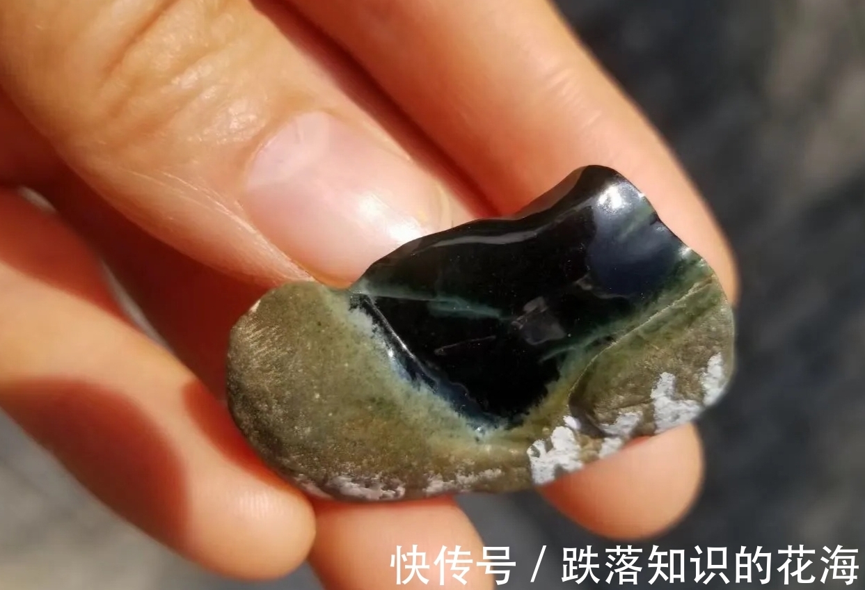 情人!绿到极致便是黑,这就是翡翠的“尽头”—墨翠