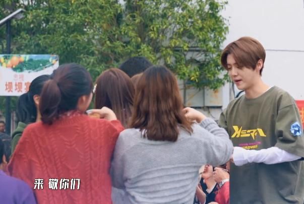 鹿晗吃饭时被女粉纠缠，下意识的动作狂拉好感：关晓彤可以放心了