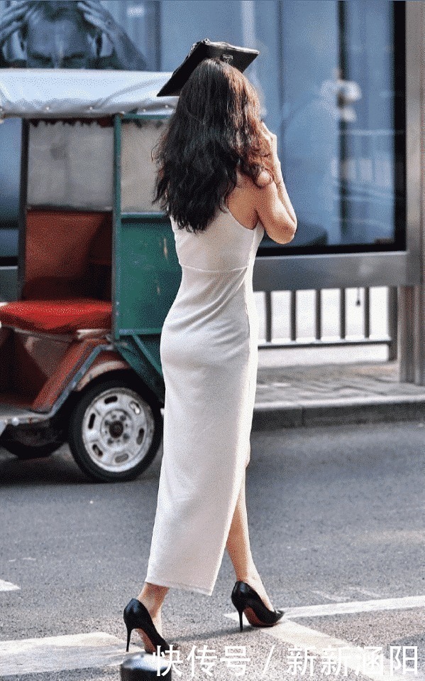 街拍这个天气，总有一件简单的裙子能够如得了你的眼吧