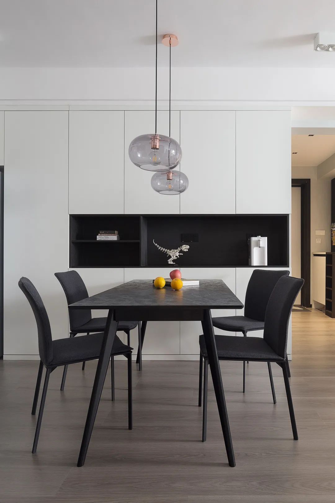 布置|125㎡现代黑白灰+木质感,简雅舒适无主灯,品质生活好自然