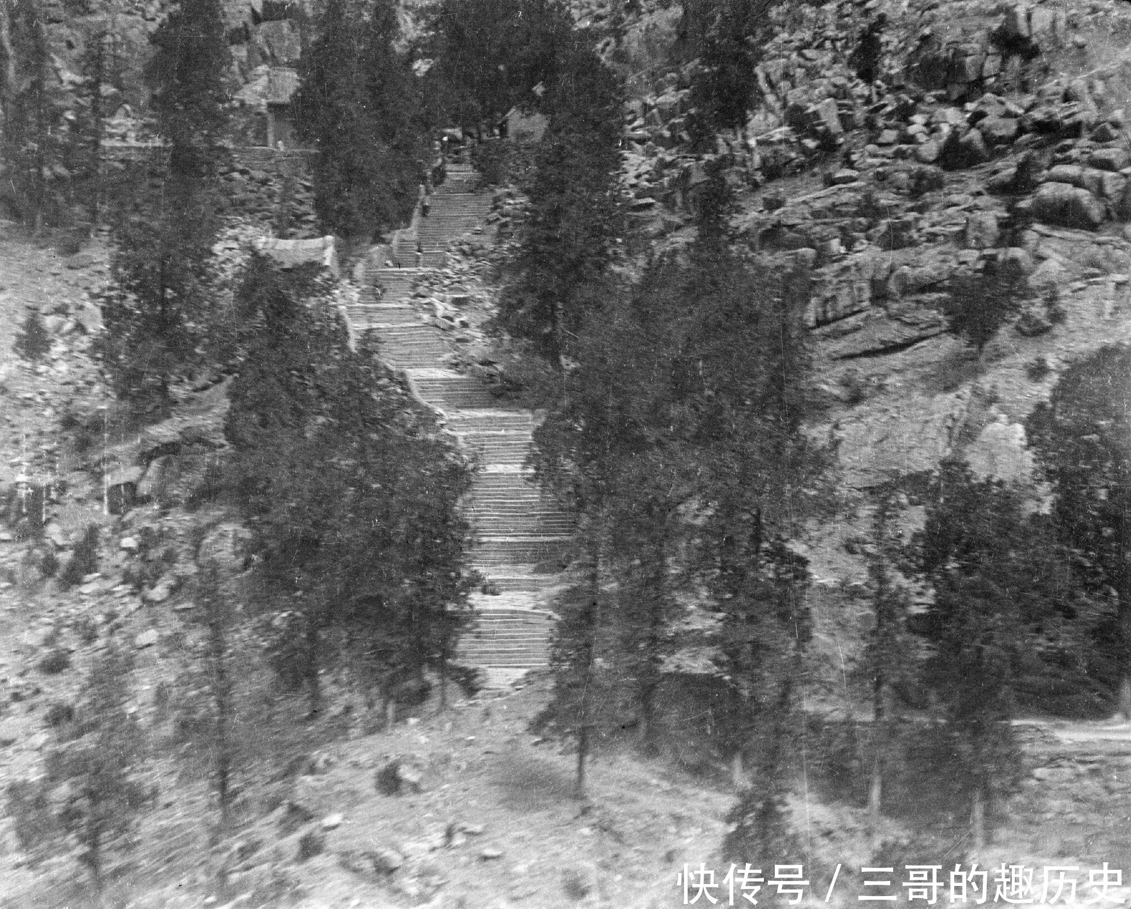 民国老照片：1919年泰山，小脚老妇徒步登山拜泰山娘娘