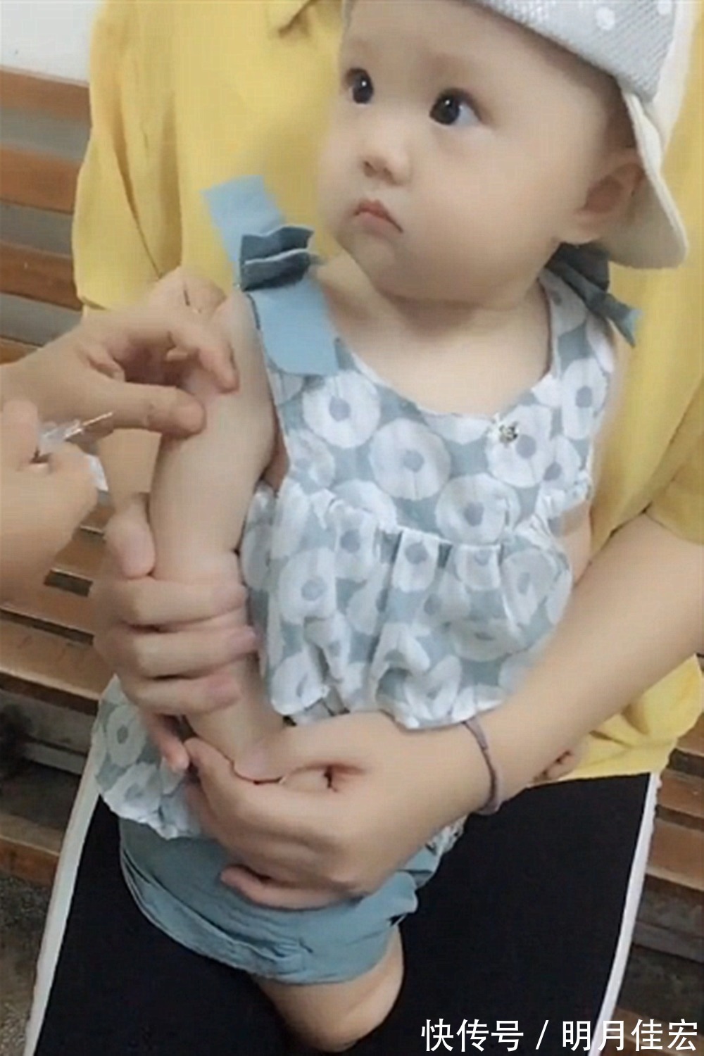 可爱|“确认过眼神,记住打针的人!”扎针的瞬间,宝宝反应太可爱了