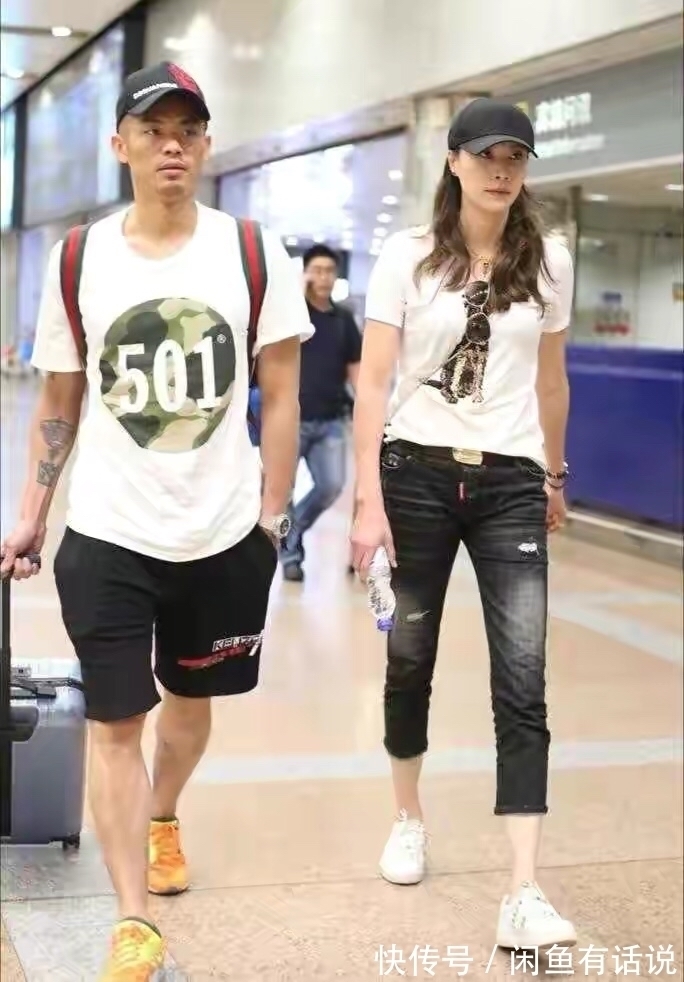 黑白配 谢杏芳和林丹走机场,1米78硬把基础款穿时髦,一双大长腿太瞩目