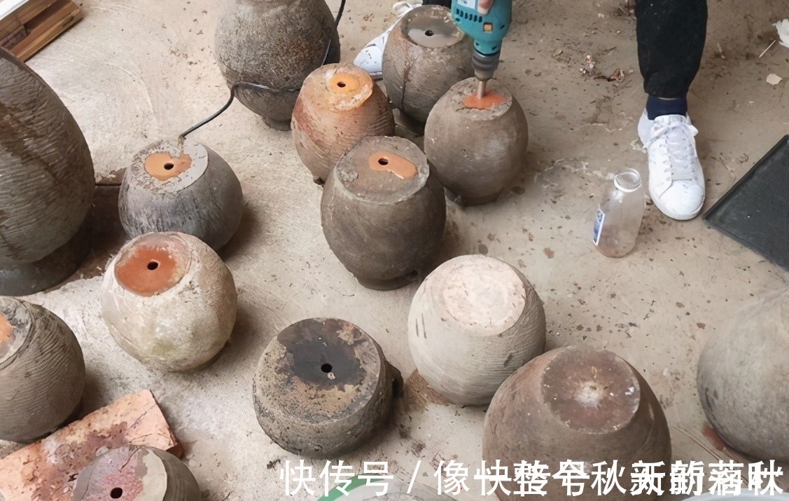 十多年前的老坛子，收集起来打孔改造，用来种多肉可不是一般的美