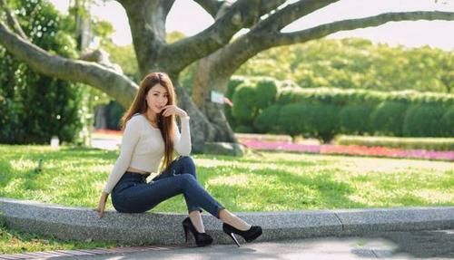 笑容|着紧身牛仔裤的女人，笑容惹人！让人燃起满满的保护欲！