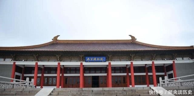 沐英墓中出土一件青花瓶,它在展览时,却有一个奇怪的摆放规律