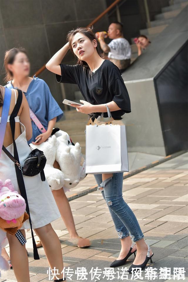 街拍|黑色T恤和牛仔裤，简单的搭配穿出不一样的风采，展现自信的自己