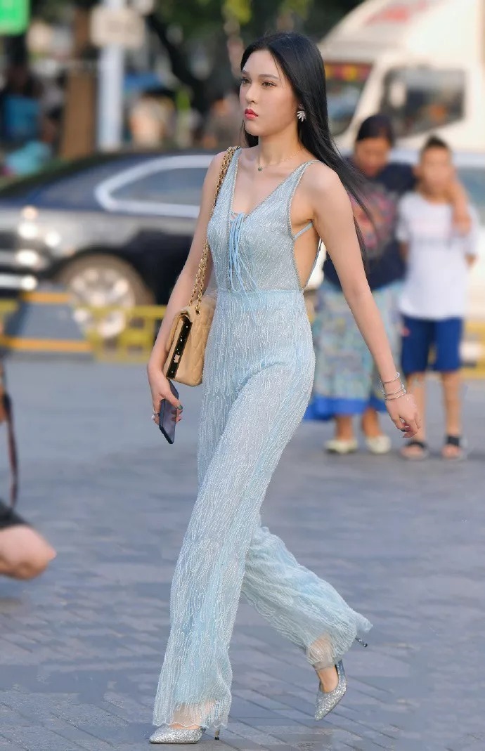 小姐姐|女生搭配高跟鞋,出街的带着时尚的魅力