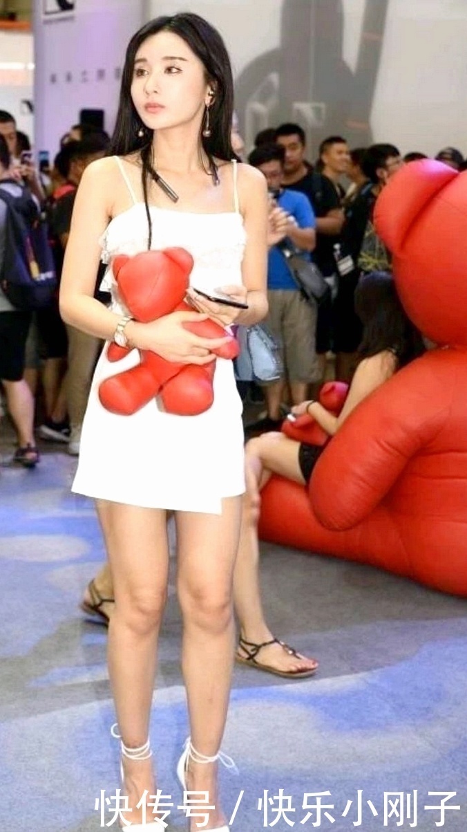 清丽|白衣美女气质清丽,原本呆板的款式,瞬间有俏皮可爱的感觉!