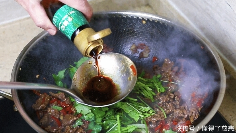 这才是“小炒牛肉”的正宗做法,大厨详细讲解,牛肉鲜嫩不出水