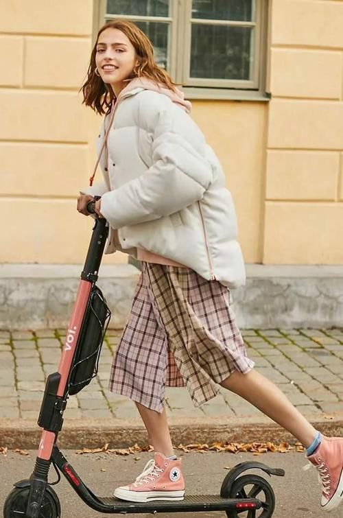 最近火了一种穿搭，叫做“羽绒服+短裙”，最适合小个子，很显高